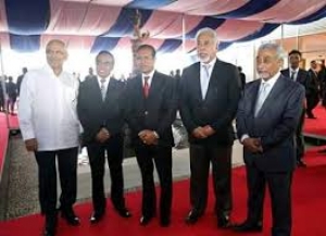 Husi sorin karuk ba liman los, eis Prezidente da Republika (2007-2012) Dr. Jose Ramos Horta, Atual PR, Francisco Guterres Lu Olo, Eis PR (2012-2017) Taur Matan Ruak, eis PR (2002-2007) Xanana Gusmao no eis PM (2002-2006) Mari Alkatiri foto hamutuk iha eventu ida iha palasiu do Governu iha tinan 2013