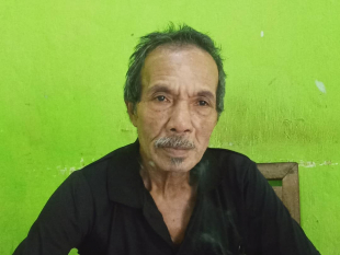 Administradór Postu Administrativu Uatulari Tomas Soares da Silva koalia  hela ho www.tempotimor.com iha nia rezidensia suku Matahoi postu administrativu Uatulari Munsípiu Viqueque, sábadu (26/12).