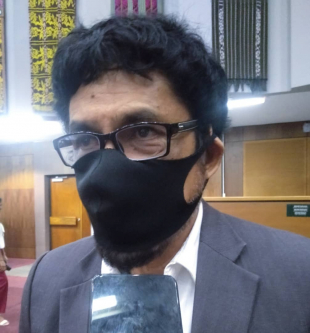 Xefe bankada Fretilin deputadu Francisco Miranda Branco ko&#039;alia hela ho jornalista sira iha Parlamentu Nasionál. Sesta (4/9)