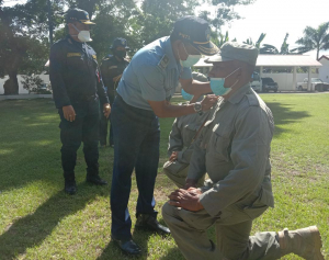 Komandante Jeràl Polisia Nasionál Timor-Leste (PNTL), Komisáriu Faustino da Costa, kesi hela fita ba membru PNTL ne&#039;ebé partisipa CPOI, iha Senteu Formasaun Polísia, Komoro, segunda (15/11).