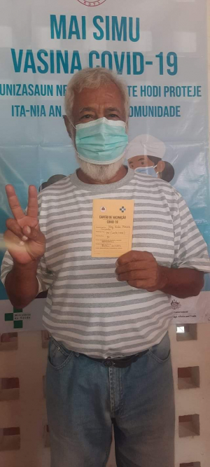 Prezidente Partidu Congresso Nacional de Reconstrução de Timor (CNRT), Kay Rala Xanana Gusmăo kaer hela kartaun vasina nian hafoin simu vasina Sinovac ba doze dahuluk iha Klinika Fatumeta, kinta (24/06). 