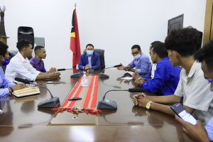 Estudante Universidade Nasionál Timor Lorosa’e (UNTL) hala’o enkontru ho Ministru Turizmu Komérsiu no Indústria (MTKI), José Lucas do Carmo da Silva.