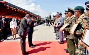 Prezidente da republika, Dr. Francisco Guterres Lu Olo ho Primeiru Ministru VIII Governu Konstitusional, Taur Matan Ruak komprimenta Veteranus sira ne&#039;ebe estadu Timor Leste kondekora durante seremonia aniversariu Independensia ba dala 45 iha Likisa, Sabado (28/11)