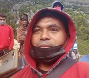 Komunidade Aldeia Laumana, Evangelino dos Santos ko&#039;alia hela ho Jornalista sira iha fatin Uaibitai, sesta (20/08).
