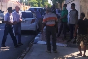 Lideransa AMP foun husi partidu UDT hahu hakat tama ba portaun entrada ba rezidensia Prezidente CNRT, Kay Rala Xanana Gusmao iha Lecidere, Dili (5/4)