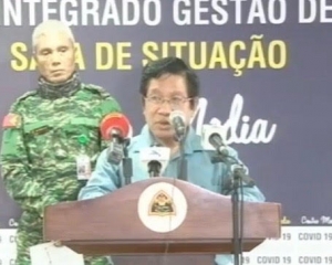 dr. Sergio Lobo ko&#039;alia hela ba Jornalista sira iha sala de situasaun, akompana husi Brigadeiru Jeneral Aluk Laskati, iha CCD (10/4)