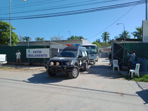 Ambulánsia Carro Funerário ne&#039;ebé tula hela mate-isin RSSP nian sai ona husi sala izolamentu Vera Cruz, no akompaña husi familia sira hodi ba hakoi iha semiteiru públiku Becussi Kraik, Suku Becora, Postu Administrativu Kristu Rei, kinta (20/05). 