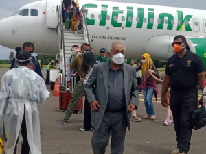 Sekretáriu Jerál Partidu Frente Revolusionáriu Timor-Leste no Independente (FRETILIN), Marí Bin Amude Alkatiri, tun husi Aviaun Citilink iha Aeroportu Prezidente Nicolao Lobato Dili, kinta (27/01).