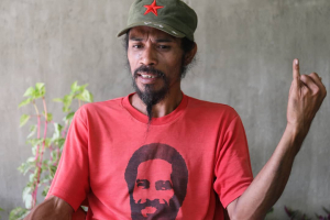 Xefi Suku Fatukahi, Moizes Acaçio da Costa Pinto &quot;Labalaba&quot;, ko&#039;alia hela ba média sira iha nia rezidénsia, Postu Administrativu Fatuberliu, kuarta (28/07). 