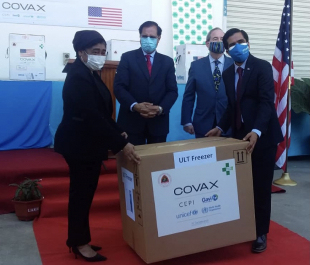 Reprezentativu UNICEF Timor-Leste, Bilal Durrani entrega simbolikamente frigorífiku (jeleira) ho temperatura ultra-malirin ba Ministra Saúde, Odete Maria Freitas Belo, iha Kampung Alor, SAMES, segunda (18/10).