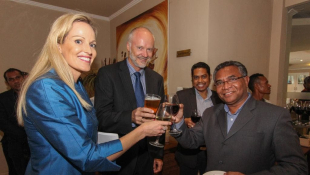 Timor Resources nia Diretora maneger Suellen Osborne foto hamutuk ho eis Primeiru Ministru VI Governu Konstitusional, Dr. Rui Maria de Araujo