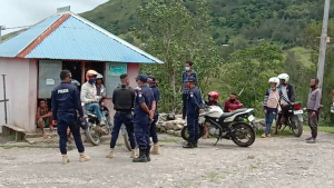 Membru PNTL sira ko&#039;alia hela ho komunidade sira ne&#039;ebe atu halo viazen sai no tama ba munisipiu Covalima nune&#039;e PNTL haruka sira fila de&#039;it wainhira halo auto stop iha Lepo, postu Zumalai, Munisipiu Covalima ne&#039;ebe baliza ho Munisipiu Bobonaro, Tersa (16/2)