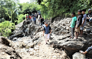 Ministru Obras Públikas (MOP), Abel Pires da Silva, observa direita kondisaun estrada liga entre Gleno ba Ermera vila iha área suku Humboe.