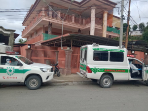 Ambulansia sira para iha Jose Naimori Bukar nia uma oin iha Maleuna iha momentu atu evakua Konselleiru Partidu KHUNTO ne&#039;e ba fatin Izolamentu nian