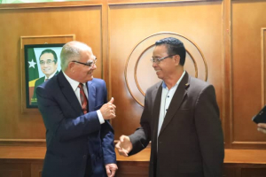 Sorumutuk entre Sekretáriu Estadu Kooperativa (SEKoop), Elizário Ferreira ho Embaixadór Cuba iha Timor-Leste, hodi koalia kona-ba kooperasaun servisu entre parte rua iha área kooperativa nian iha furutu, iha Akait, sábadu (15/12).