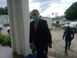 Prokurador Jeral Repúblika (PJR), José Ximenes hakat tama iha areadores Parlamentu Nasional bainhira halo audénsia publiku ho Komisaun A asuntu justisa Dili, Tersa (30/03). 