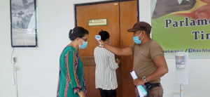 Seguransa sivil ida iha Parlamentu Nasional koko hela temperatura deputada ida iha odamatan tama ba sala plenaria PN, Tersa (9/3)