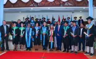 Mellor graduadu sira hasai foto hamutuk ho Prezidente Republika, Jose Ramos Horta ho estrutura UNTL.