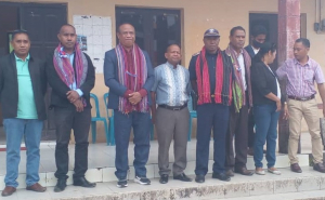 Ministru Assuntu Parlamentar no Komunikasaun Sosiál (MAPKOMS), Francisco Martins da Costa Perreira Jerónimo, hasai foto hamutuk ho autoridade sira iha Postu Turiskai, sesta (25/03).