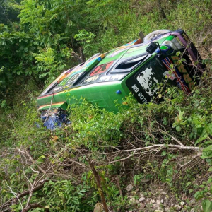 Bus ho marka Jofer ne’ebé hetan hela asidente iha Iliomar, sesta (04/03).