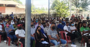 Joven sira ne&#039;ebe tur hela hodi partisipa atividade konsulidasaun partidu CNRT nian iha Suku Manleuana, domingo (18/7).