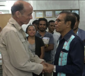 Primeiru Ministru, Taur Matan Ruak (los) dada lia hela ho antigu jornalista eroi Timor-Leste, Max Sthal, iha CAMSTL, momentu balun liuba.
