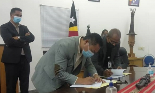 Ministru Turizmu Komérsiu Industria (MTCI), José Lucas do Carmo da Silva (karuk) asina akordu ho Diretór Ezekutivu BNCTL, Brigido Sousa (karuk), iha Salaun MTCI, Bebora, kuarta (29/09).