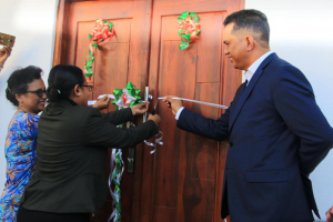 Vise Ministru Komérsiu no Indústria (V-MKI), Domingos Lopes Antunes no Vise Ministra Turizmu Komunitaria no Kulturál (V-MTKK), Inácia da Conceição Texeira hamutuk ho Acting Country Director UNDP Timor-Leste, Lazima Ontta Bhatta, tesi hela fita edifisiu Sentru Inkubasaun no inovação negósiu Timor-Leste.