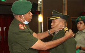 Xefe Estadu Maior Jenerál FALINTIL-Forsa Defeza Timor-Leste (F-FDTL), Tenente Jenerál Falur Rate Laek, tula hela diviza ba ofiasl promovidu.
