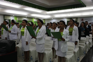 Enfermeiru Junior no Parteira Junior hamutuk na’in-24 iha serimonia Asinatura Termo Aseitasaun.