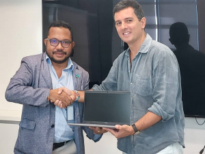 Diretór Jerál Servisus Korporativus, Joanico Pinto simu apoiu ekipamentu husi Asesór Tékniku UNDP Timor-Leste ba Projetu Apoiu Parlamentu Nasionál, Bruno Lencastre.