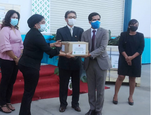 Reprezentante UNICEF iha Timor-Leste, Bilal Aurang Zeb Durrani entrega Simbolikamente Korente Malirin ba Ministra Saúde, Odete Maria Freitas Belo, iha Kampung Alor SAMES, sesta (17/09). 