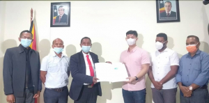 Ministru Transporte Komunikasaun (MTK), José Agustinho da Silva akompaña husi Prezidente ANC no Diretór Tekniku Autoridade Nasionál Komunikasaun (ANC) entrega hela sertifikadu ba Jestór Kompaña Raph Vision Electronic Unipesoal, Lda Joyanes Jefri Yap, iha MTK, Merkadu Lama, segunda (3/5).