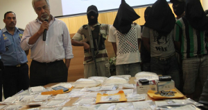 Eis Primeiru Ministru Kay Rala Xanana Gusmao hamutuk ho eis Komandante ida husi PNTL ne&#039;ebe ikus mai sai suspeitu, CG, suspeitu trafuku droga no evidensia droga iha Kuatel PNTL antes tranferensia suspeitu hirak ne&#039;e ba Indonezia 