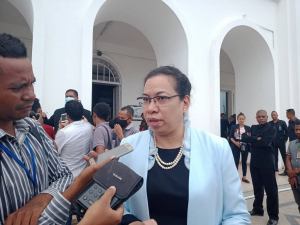 Ministra Negosiu Estranjeiru no Koperasaun (MNEK) Adaljiza Magno hatan hela ba Jornalista nia perguntas hafoin remata reuniaun Konsellu Ministru iha palasiu governu, kuarta (16/12).