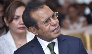Primeiru Ministru taur Matan Ruak tu&#039;ur iha fileira oin no Ministra saude interina, Elia dos Reis de Araujo tu&#039;ur iha PM nia kotuk