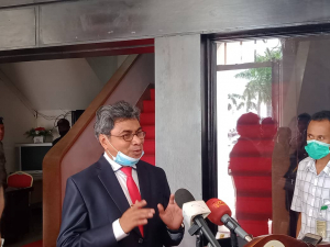 Vice Primeiru Ministru Jose Reis ko&#039;alia ba jornalista sira hafoin hasoru-malu ho Primeiru Ministru Taur Matan Ruak iha palasiu governu, Segunda (29/06).