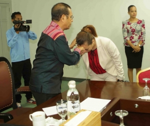 Eis Ministra Saude Elia Antonio dos Reis Amaral bensa Primeiru Ministru Taur Matan Ruak nia liman iha momentu ruma kotuk