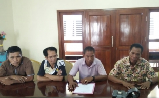 Estrutura Asembleia Jerál konfederasaun Desportu Timor-Leste (KDTL) hala’o konferensia imprensa iha salaun GMT, Díli, sesta (15/10).