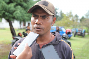 Membru Kooperativa Produsaun Multiseitorail (PKM), Aderito Soares da Costa Moniz ko&#039;alia hela ba media sira iha MAPA Ainaru, kinta (08/07).