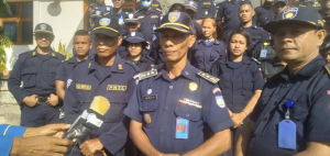 Komadante PNTL Munísipiu Baukau, Superintendente António De Sá, akompaña husi membru sira ko&#039;alia hela ba mídia iha resintu PNTL Munísipiu Baukau, kuarta (20/04).