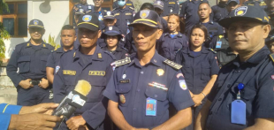 Komadante PNTL Munísipiu Baukau, Superintendente António De Sá, akompaña husi membru sira ko&#039;alia hela ba mídia iha resintu PNTL Munísipiu Baukau, kuarta (20/04).