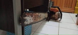 Motorserra ne&#039;ebé guarda floresta Baukau prende iha Bukoli dadaun rai hela iha servisu floresta Baukau, Segunda (06/02).