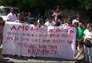 Spanduk ne’ebé dada iha Tribunál Distritál Dili nia oin wainhira sarani sira hamutuk Amu Maubere Reza hela tersu, iha sexta (30/10)