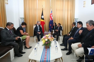 Prezidente Repúblika Francisco Guterres Lú Olo, sorumutuk ho Embaixadór Nova Zelandia ba Timor-Leste Philip Hewitt hafoin simu karta kredensiál husi Philip Hewitt iha tinan kotuk, iha palasiu Prezidensial
