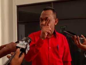 Deputadu husi Bankada KHUNTO, Luis Roberto ko&#039;alia ba jornalista sira iha resintu Parlamentu Nasional (28/4)