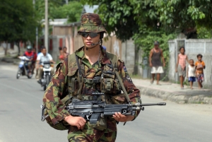 Tropa Nova Zelandia ida ne&#039;ebe hola parte iha forsa INTERFET patrolia hela iha liuron ruma iha Timor Leste nian