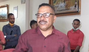 Konseleiru Maximu KHUNTO, Jose dos Santos Naimori Bucar ko&#039;alia ba jornalista sira iha sede partidu KHUNTO iha Manleu-Ana, Dili (30/4)