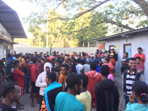 Pasajeiru sira ne&#039;ebé sosa Billete hobur hela iha Edifísiu Autoridade Portuáriu Timor-Leste (APORTIL), segunda (18/7).