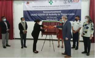 Enkaregadu Negósiu, Embaxadór Estadus Unidus Amérika (EUA), Tom Daley, entrega hela osan Rihun US$1 ba Ministra Saúde, Odete Maria Freitas Belo, iha Palásiu Sinzas, Kaikoli, segunda (13/09).